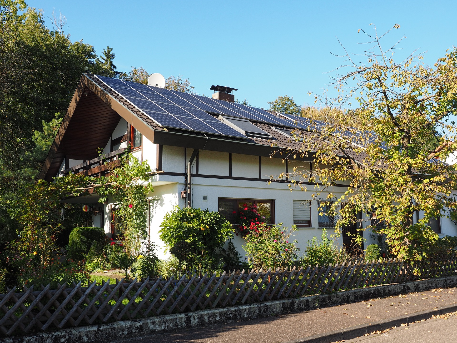 Bilden visar vackert hus med solcellspaket installerat för att skapa en off-grid lösning med solceller