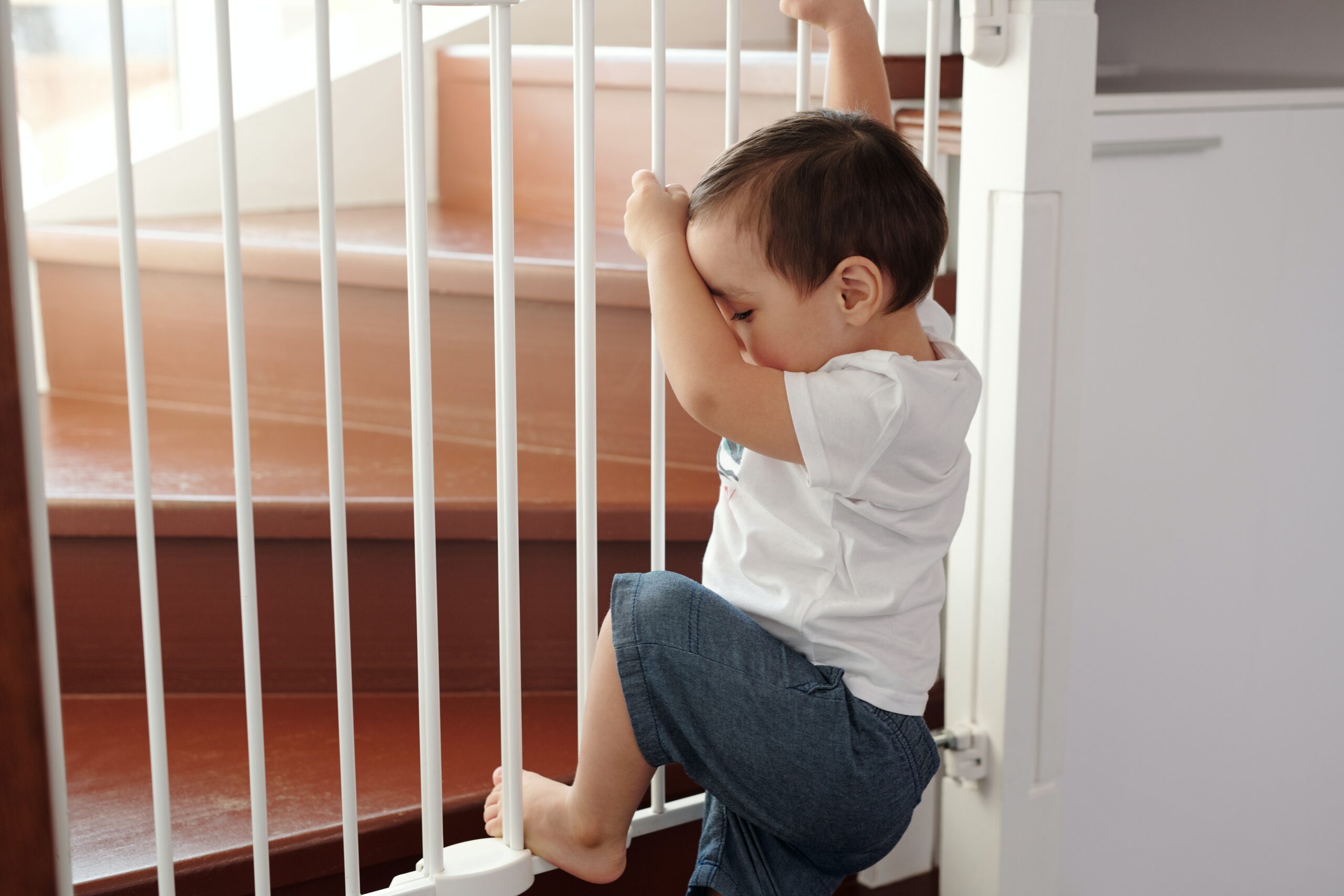 Bilden visar hur du kan barnsäkra hemmet med enkla medel med barngrindar och trappgrindar