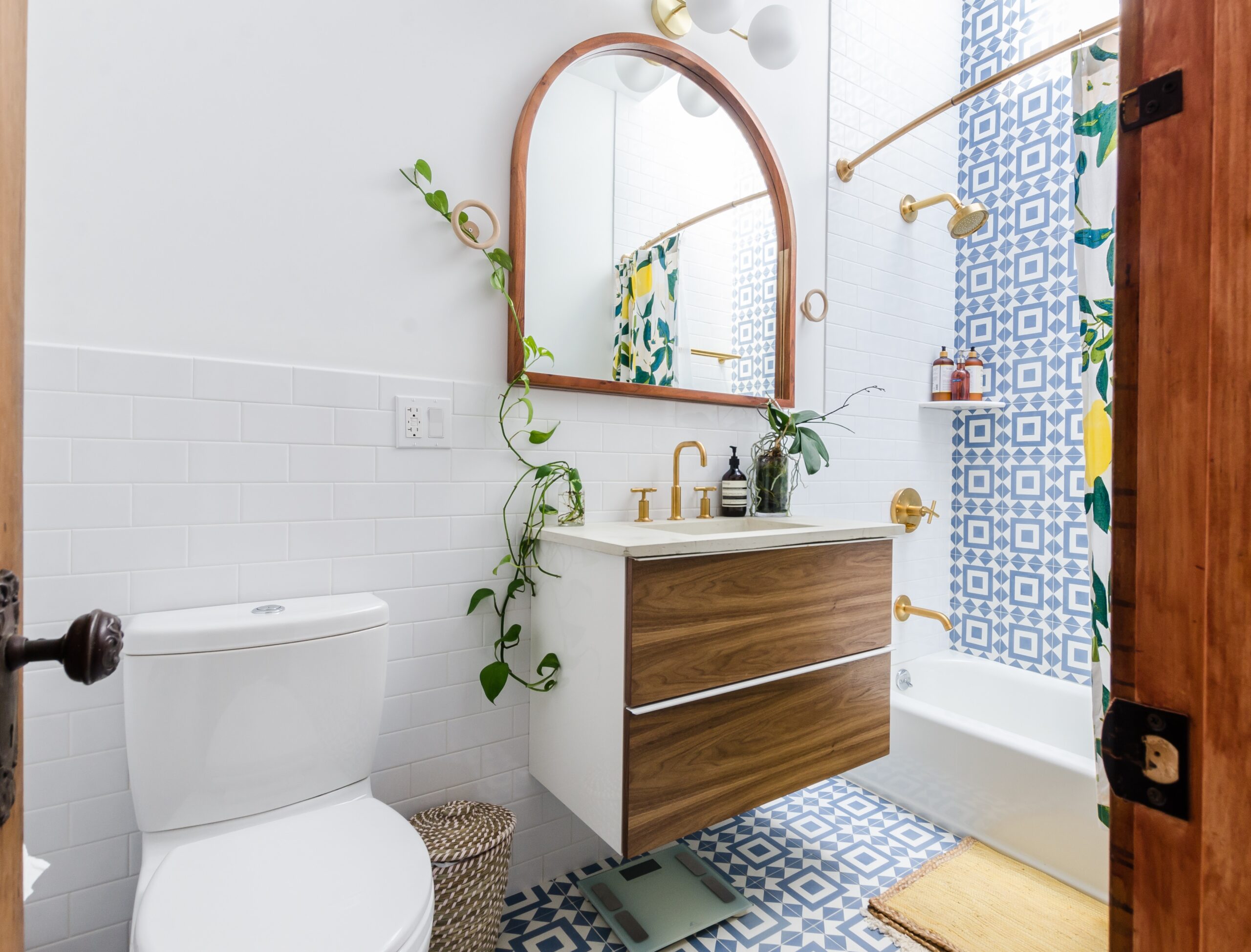 Bilden visar ett badrum med badkar. En badkarsblandare med dusch skapar en skön och avkopplande badrumsmiljö.